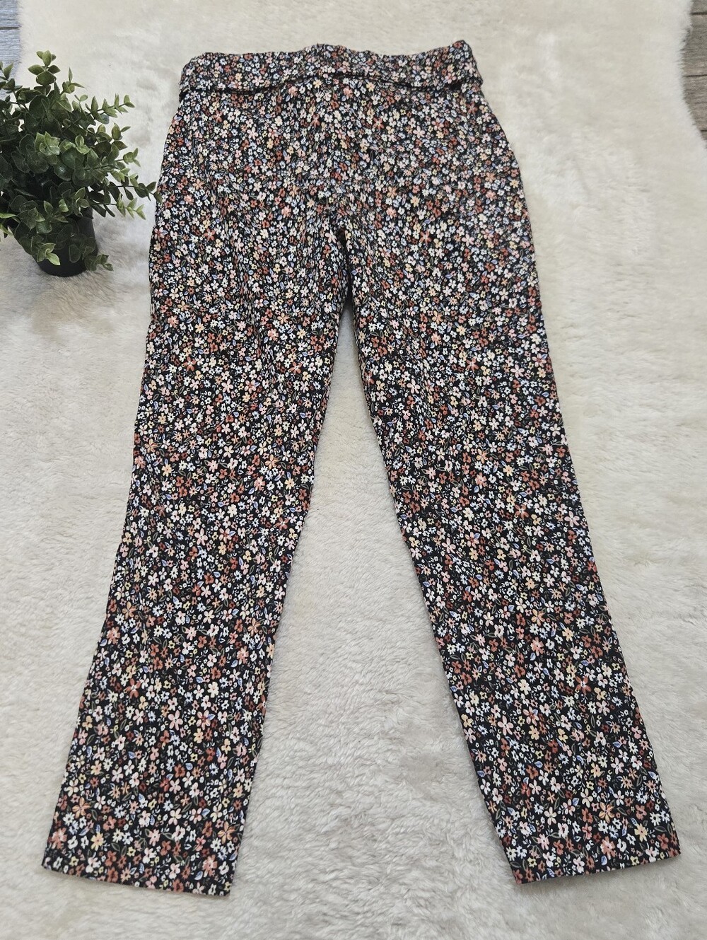 Jules & Leopold Black Ditsy Floral Belted Stretch Straight Leg Pants, Size Small - Picture 6 of 10